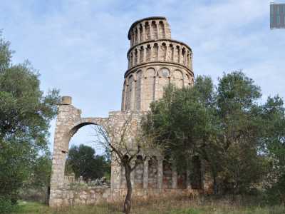 ...nonostante ci� mantiene un grande fascino: � pendente come l�originale e circondata da finestre, archi ciechi e loggiati esterni